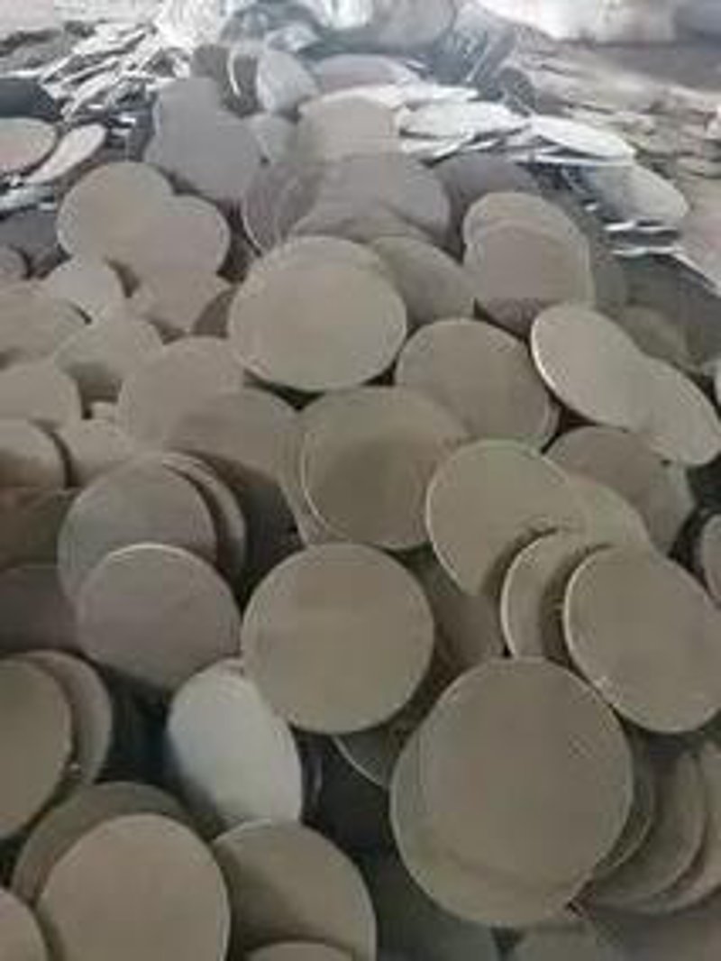 在工业管道连接领域，碳钢法兰以其独特的性能和广泛的应用受到诸多企业的青睐。那么，什么是碳钢法兰？它与其他类型的法兰相比有何优劣呢？